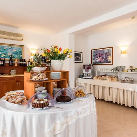 A Mare 3* بيسْكيتْشّي